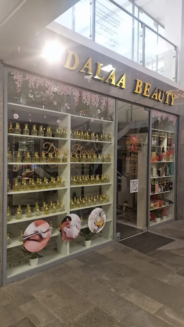 Schaufenster von Dalaa Beauty mit goldener Beschriftung in der Kaiserstraße