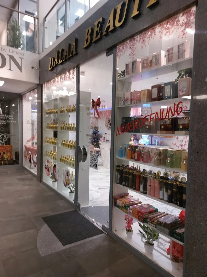 Eingang und Auslage von Dalaa Beauty in der Passage